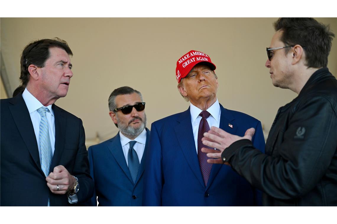 Raketensystem "Starship" meistert Testflug - mit Makel Beim Teststart war neben Firmenchef Musk auch der designierte US-Präsident Trump dabei.