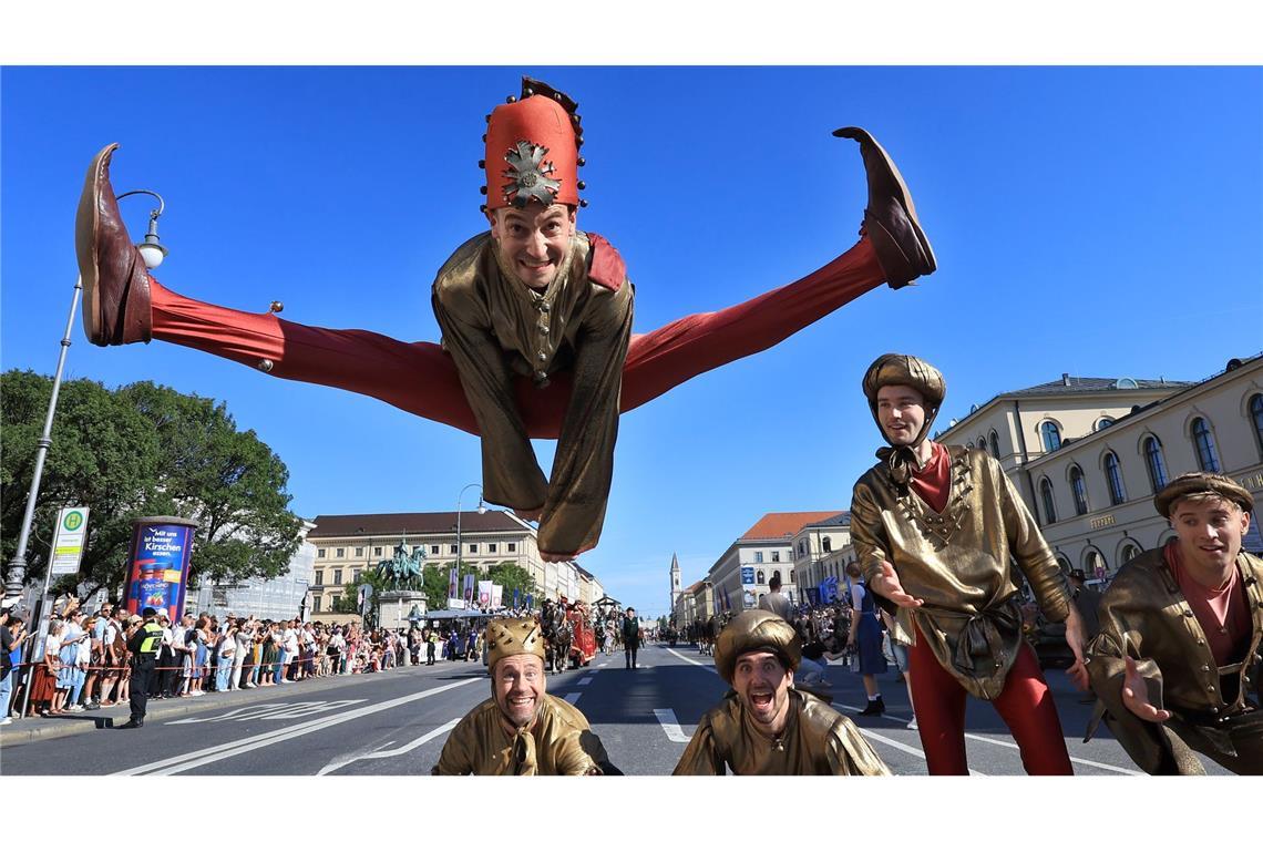 "Too hot to Hendl" - Wiesn startet mit Hitzerekord Beim Trachtenumzug am Sonntag waren auch Moriskentänzer dabei.
