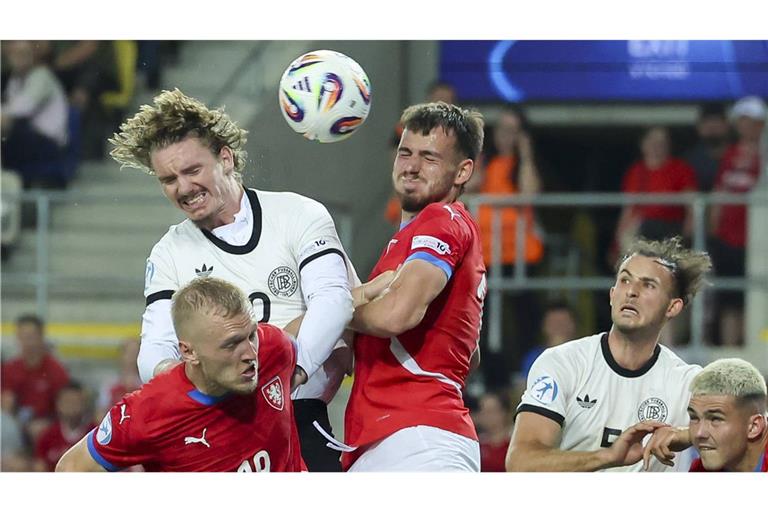 Beim Treffer zum zwischenzeitlichen 3:0 für die deutsche U21 setzte sich Nick Woltemade  gegen  gleich zwei Gegenspieler durch.