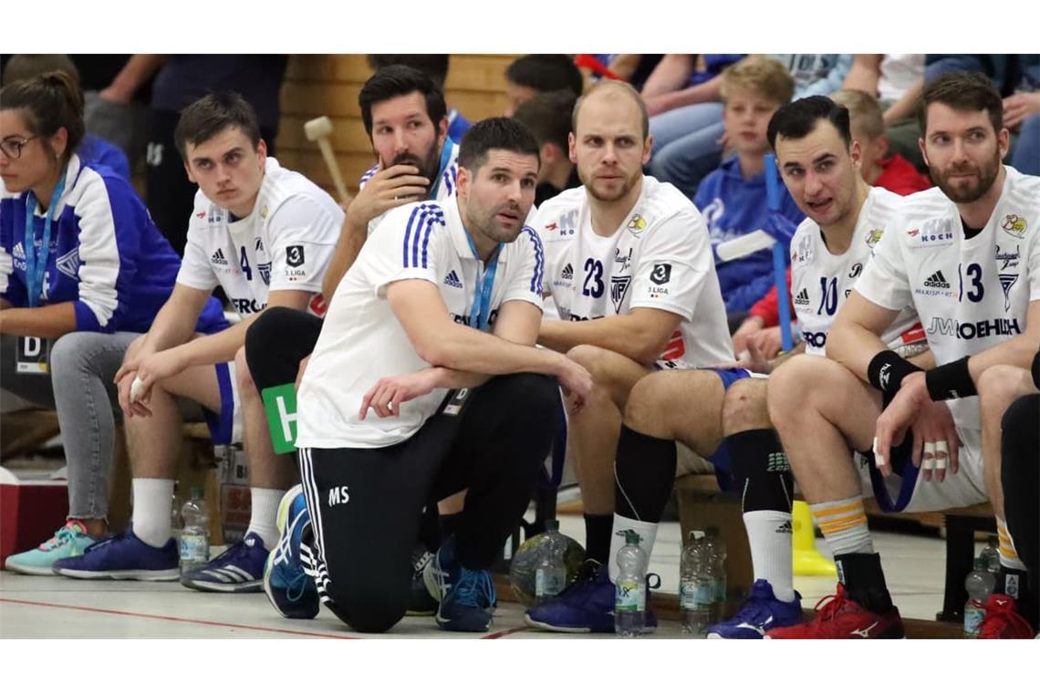 Beim TV Plochingen und davor auch bei der HSG arbeiteten Michael (vorne) und Marc Schwöbel (links dahinter) als Trainerteam zusammen, das Foto stammt aus dem Jahr 2019. Jetzt treffen sie in ihrer handballerischen Heimat in Scharnhausen aufeinander.