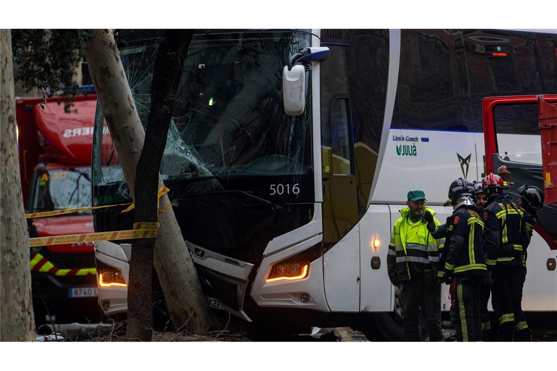 Mehr als 50 Verletzte bei Unfall mit Bussen in Barcelona Beim Unfall wurden auch ein Baum und eine Straßenlaterne beschädigt. (Foto aktuell)