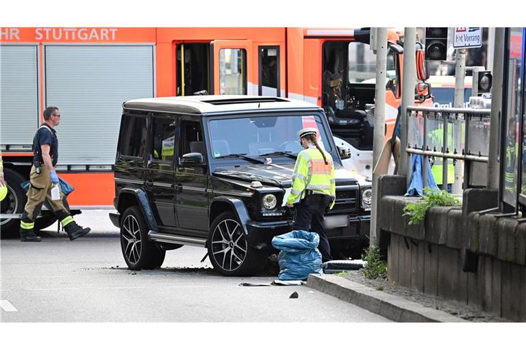 Beim Unfallauto handelt es sich um eine Mercedes-G-Klasse, einen Luxus-Geländewagen.