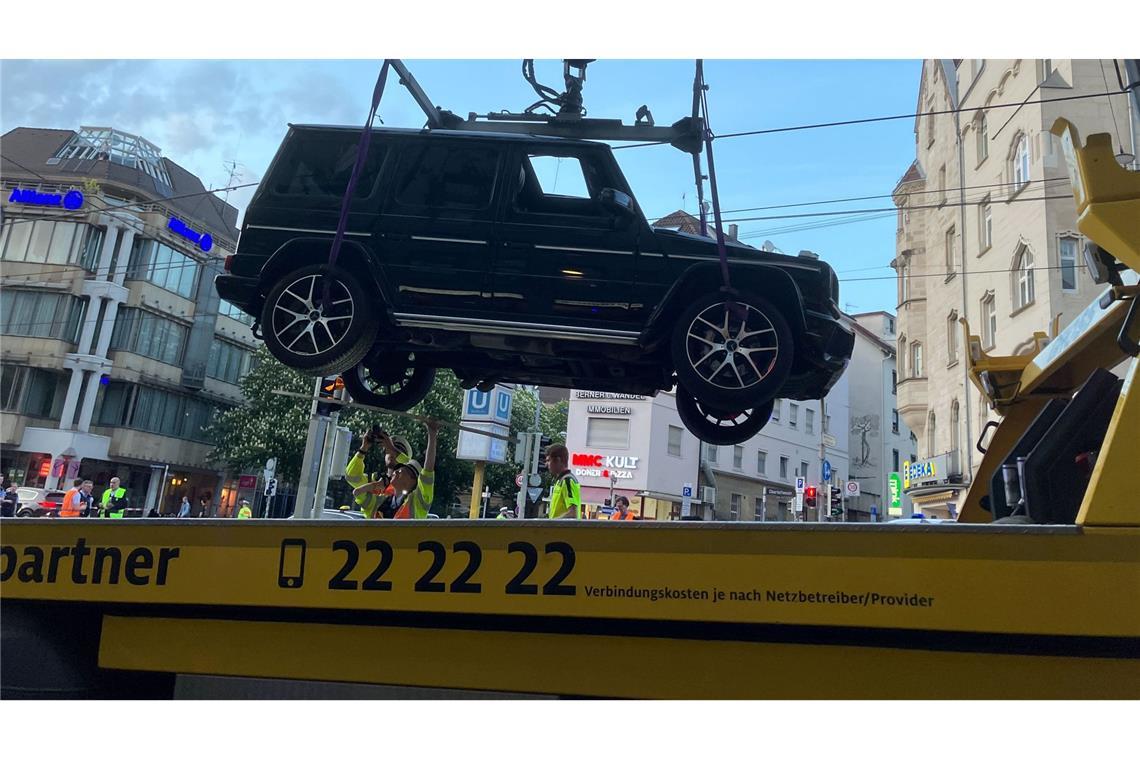 "Fassungslos und tief betroffen" - Unfallfahrer äußert sich Beim Unfallauto handelt es sich um eine Mercedes-G-Klasse, einen Luxus-Geländewagen.