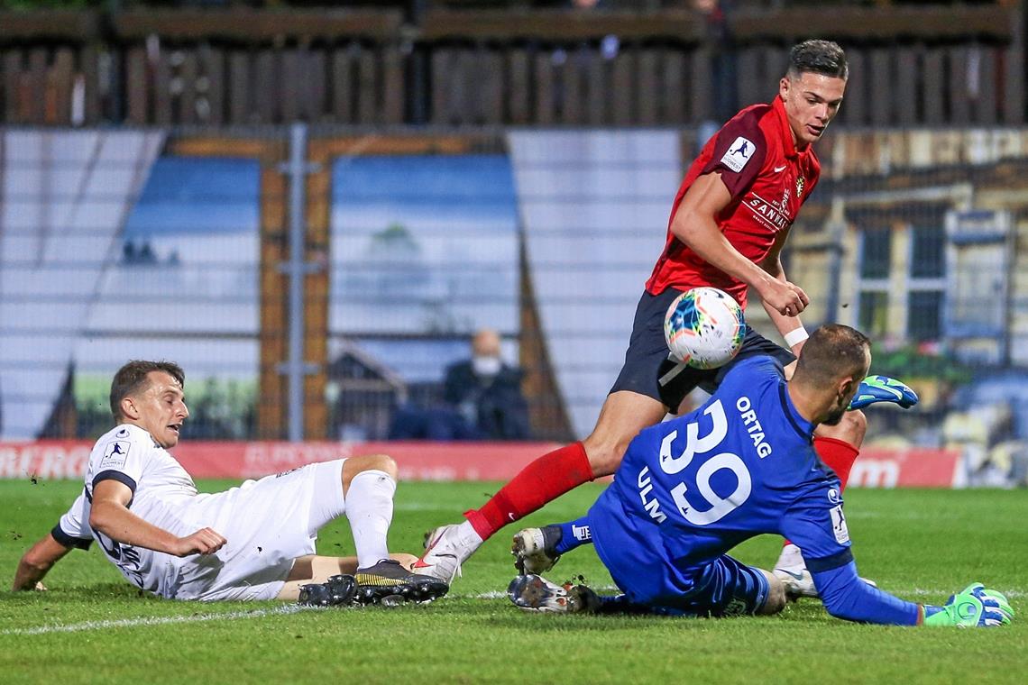 Beim verdienten 3:1-Erfolg über den SSV Ulm gleich zweimal erfolgreich: Aspachs Mittelfeldmann Marvin Cuni (rotes Trikot).Foto: A. Becher