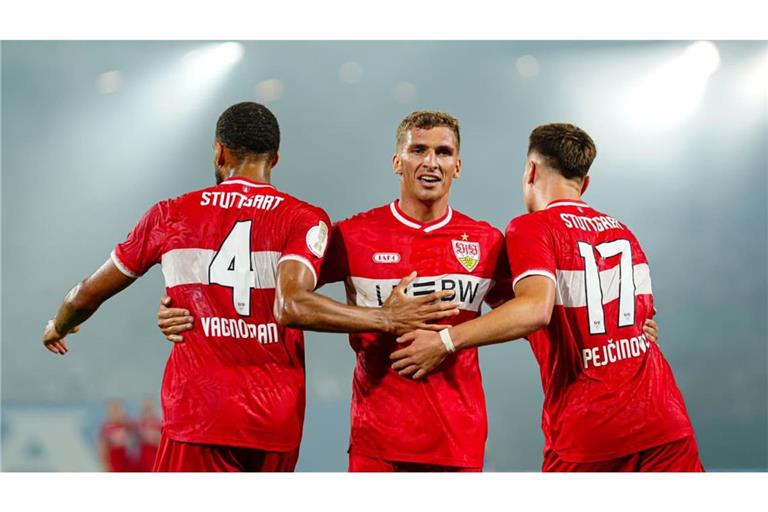 Beim VfB Stuttgart läuft es bereits. Josha Vagnoman, Grischa Prömel und Dzenan Pejcinovic freuen sich über den 4:0-Sieg in Rostock.