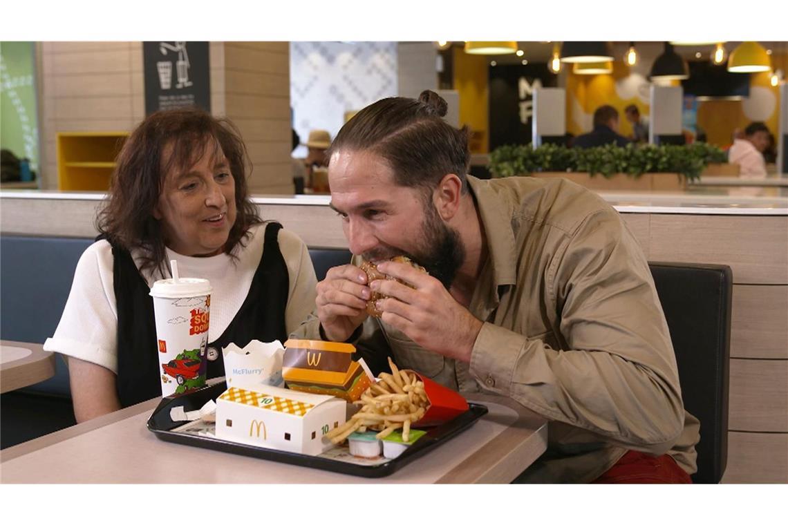 „Fake-Scheiße“ – Timur macht auf Drama-Queen Beim Wiedersehen mit seiner Mutter und einem Hamburger sieht die Welt wieder anders aus.