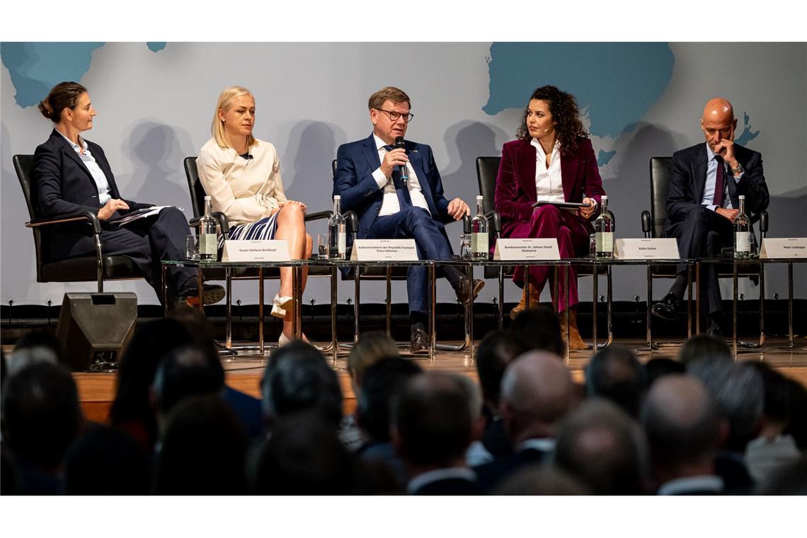 Beim Wirtschaftstag der Botschafterkonferenz im Auswärtigen Amt diskutiert auch BDI-Präsidenten Peter Leibinger (rechts) mit den Diplomatinnen und Diplomaten.