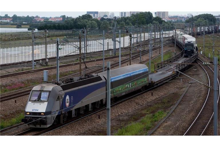 Beim Zusammenstoß eines Kleinbusses mit einem Güterzug am Kanaltunnel in Calais sind 19 Menschen verletzt worden. (Symbolbild)