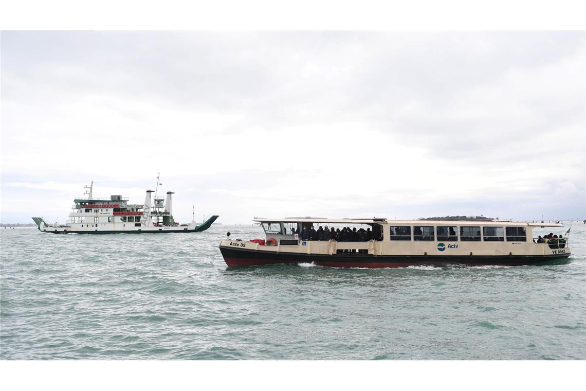 Verletzte bei Zusammenstoß von zwei Booten in Venedig Beim Zusammenstoß eines Vaporetto - ähnlich wie auf diesem Archivbild zu sehen - mit einem Sportboot wurden mehrere Menschen leicht verletzt.