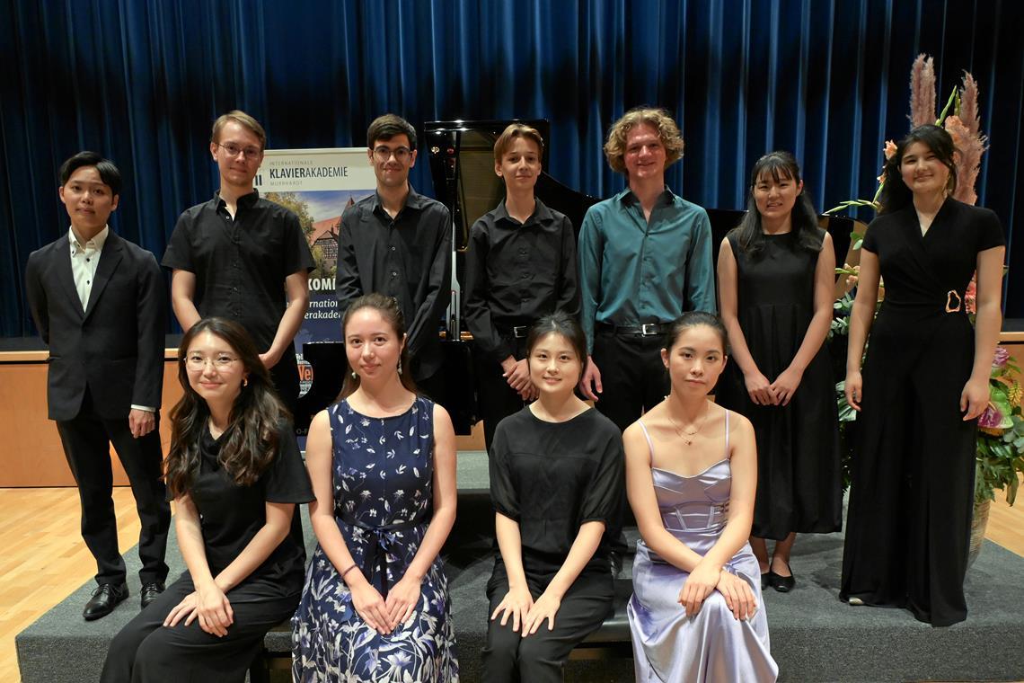 Klavierkunstwerke virtuos inszeniert Beim zweiten Konzert sind elf junge Pianistinnen und Pianisten mit von der Partie, und zwar (vorne von links) Aliya Assanova, Aisha Hindley, Jinhae Park sowie Xing Chang und in der hinteren Reihe (von links) Sohta Miura, Lucian Meisel, Adrià Perea Giménez, Sebastian Rauch, Jakob Schuler, Sayaka Okazaki und Maria Litsoukov. Foto: Elisabeth Klaper