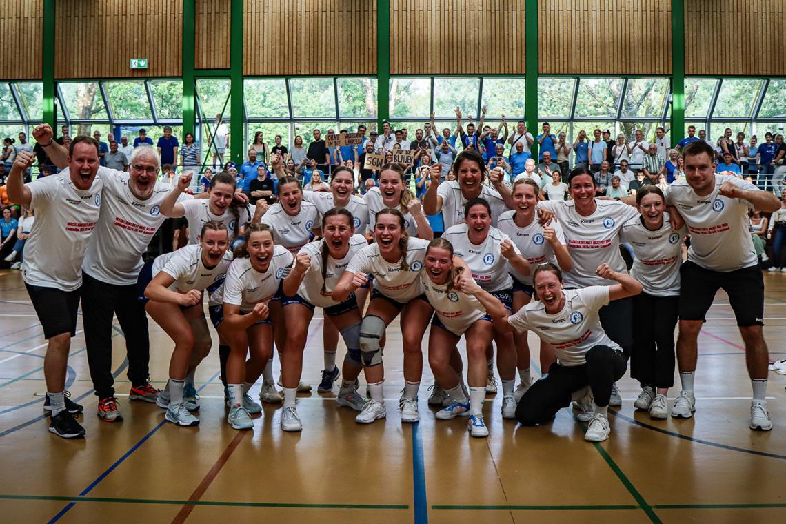 Der Durchmarsch stand nicht auf dem Plan Bejubeln den Landesliga-Aufstieg (hinten von links): Trainer Fabrice Weirich, Trainer Markus Klein, Lotta Klein, Hanna Schwaderer, Lara Weirich, Alina Seitter, Julia Burkhardt, Klara Stalter, Nicole Huraj, Leonie Kalmbach, Trainer David Pfeiffer. Vorne: Alisa Kraft, Maren Haberl, Sophie Knodel, Maren Urbild, Annika Maier, Nadine Löchner, Tanja Weller. Foto: Karina Haberl