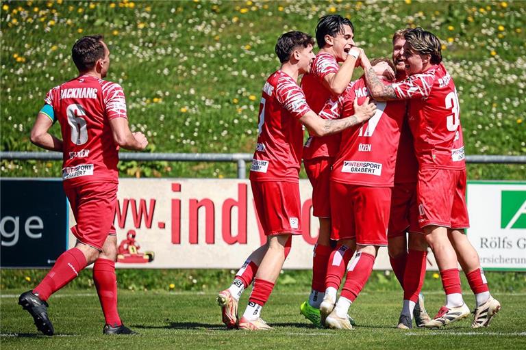 Bejubeln im Kampf um den Oberliga-Verbleib einen wichtigen Erfolg: Kapitän Julian Geldner (links) und die TSG-Fußballer. Foto: Alexander Becher