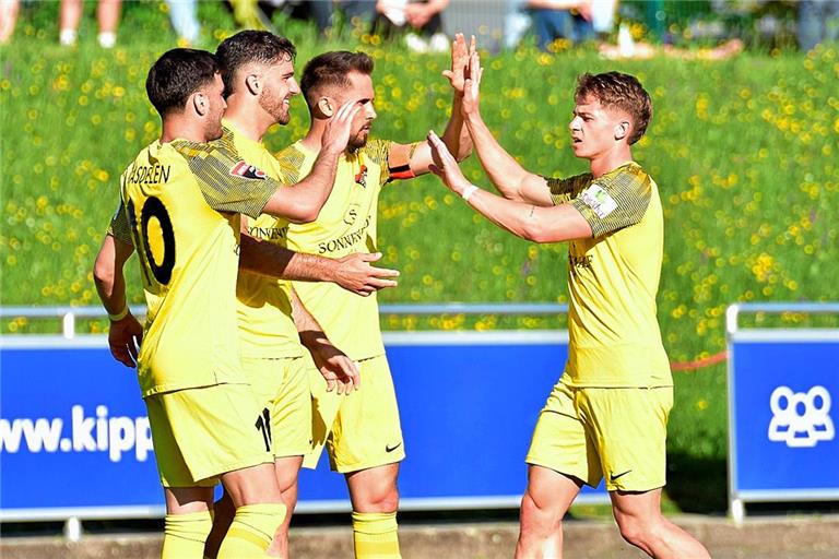 Bejubeln zum zweiten Mal in Folge den Einzug ins Finale des WFV-Pokals: Die Fußballer der SG Sonnenhof Großaspach um Mert Tasdelen, Michael Kleinschrodt, Volkan Celiktas und Christian Mistl. Foto: Tobias Sellmaier