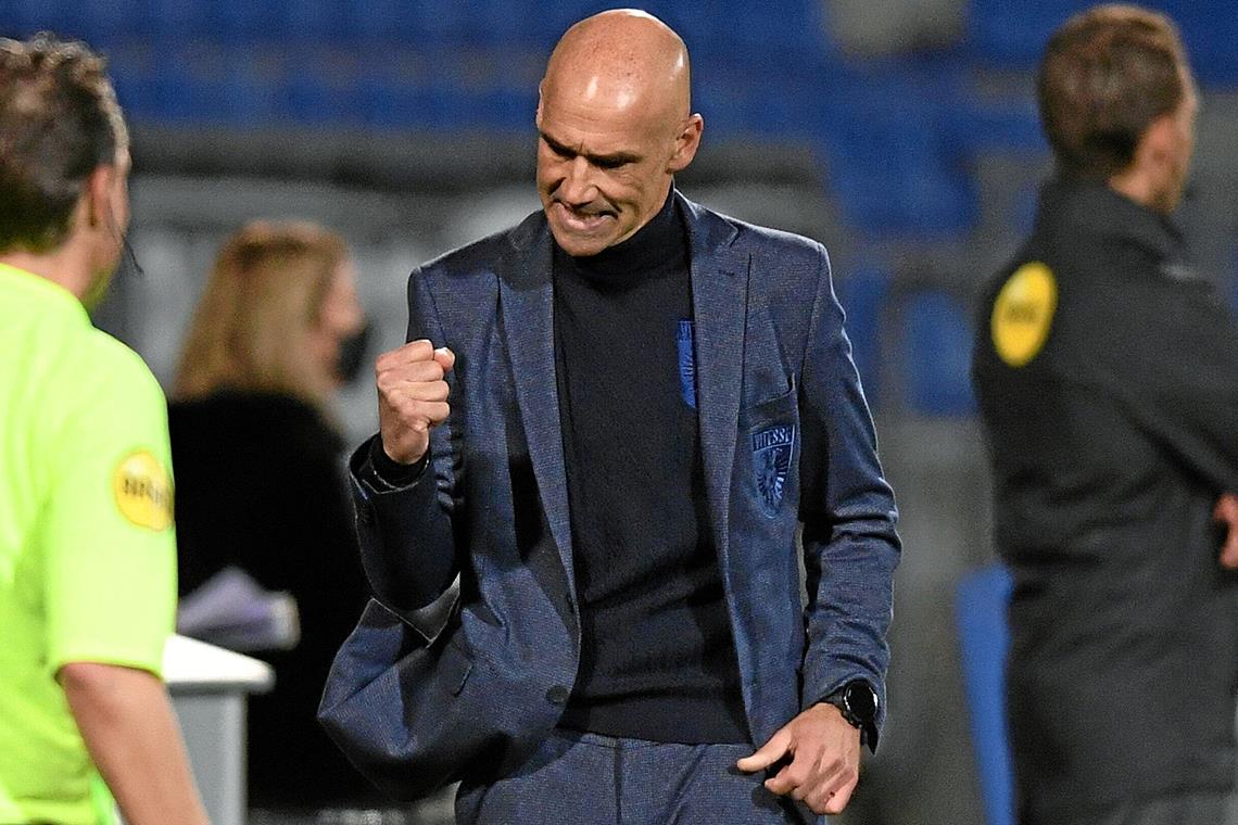 Ex-Aspacher bietet Ajax Amsterdam die Stirn Bejubelte in bislang sieben der acht Saisonspiele einen Sieg seiner Elf: Großaspachs Ex-Trainer Thomas Letsch. Mit Vitesse Arnheim sorgt der 52-Jährige derzeit in der niederländischen Ehrendivision für Furore und liegt punktgleich mit Spitzenreiter Ajax Amsterdam auf Rang zwei. Foto: Imago