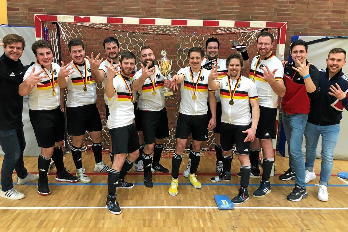 RSV Waldrems: Gezittert, gekämpft und am Ende gefeiert Bejubelten den vierten deutschen Meistertitel für Waldrems in Folge: Markus Heckelmann, Leon Weißhaar, Patrick Fleischmann, Marcel Schüle, Andreas Bertsch, Björn Bootsmann, Martin Frey, David Piesch, Christian Frey, Markus Weller, Tobias Herczeg und André Klinger (von links). Zuvor musste der RSV aber den einen oder anderen bangen Moment überstehen. Foto: privat