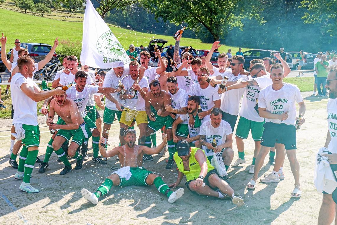 Sechselbergs Kicker lassen den Berg beben Bejubelten die Meisterschaft ausgiebig: Die Fußballer des TSV Sechselberg, die am Ende zwei Punkte vor Sulzbach lagen. Foto: Alexander Becher