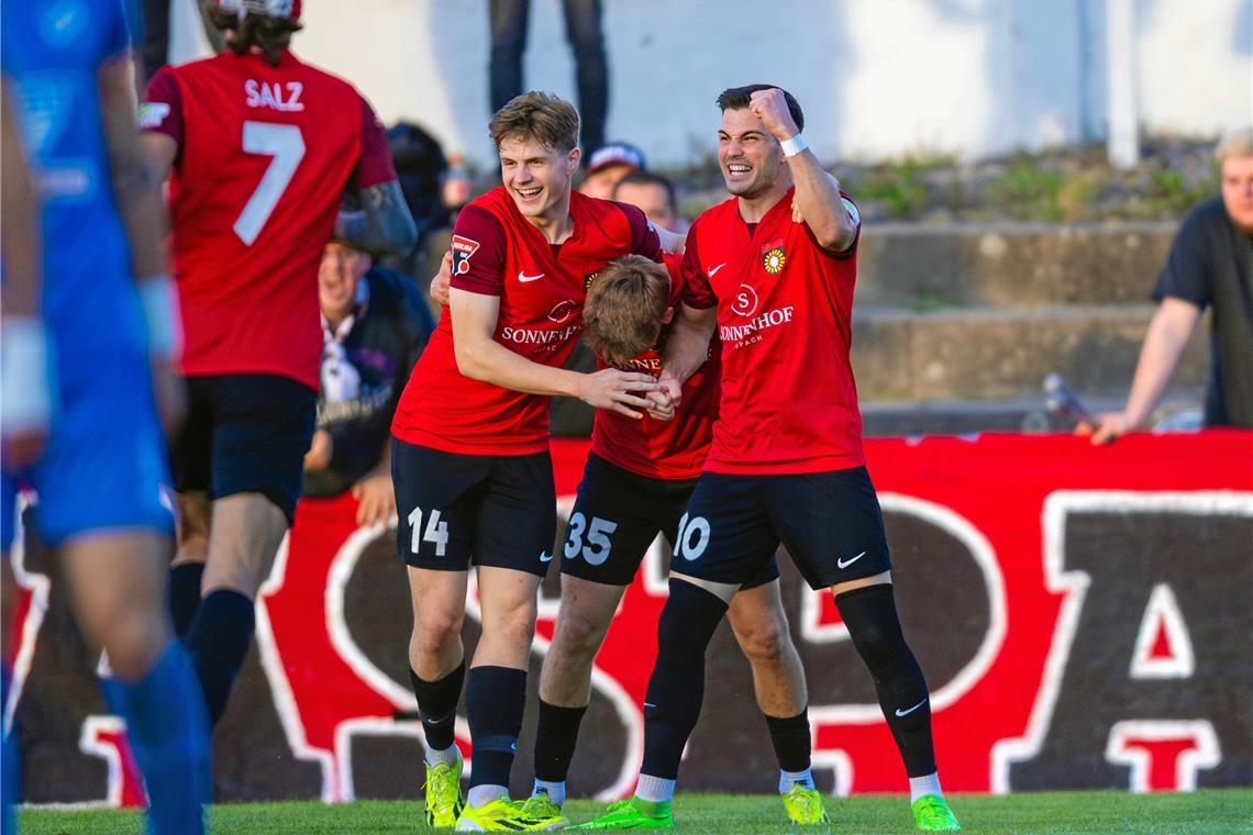 Die SG Sonnenhof Großaspach setzt im Titelrennen ein dickes Ausrufezeichen Bejubelten einen verdienten 3:0-Erfolg (von links): Dominik Salz, Niklas Mohr, Lukas Stoppel und Mert Tasdelen. Foto: Silas Schüller