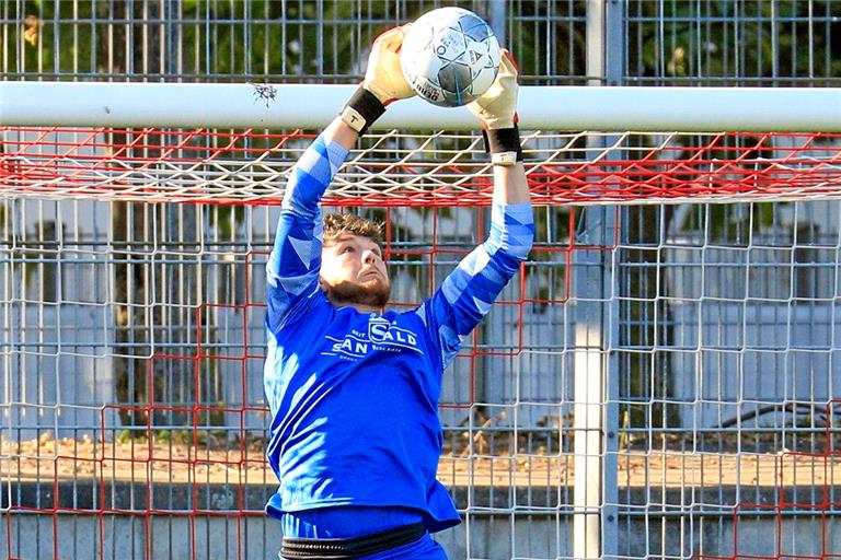 Bekam dreimal den Vorzug vor der erfahreneren Konkurrenz: Der 18-Jährige David Nreca-Bisinger. Der A-Jugend-Torwart ist nun auch morgen gegen die Stuttgarter Bundesliga-Reserve für Aspach am Ball. Foto: A. Becher