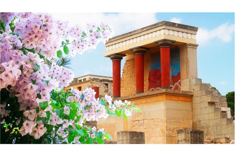 Bekannt ist Knossos vor allem durch den Palast, der neben den Anlagen  von Malia, Phaistos und Kato Zakros den größten minoischen Palast auf Kreta darstellt.