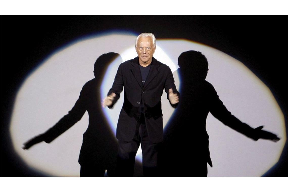 Modemacher Giorgio Armani mit 91 Jahren gestorben Bekannt wurde Armani - hier auf dem Laufsteg der Männermodenschauen 2007/2008 - durch Herrenmode in minimalistischen Schnitten mit gedeckten Farben. (Archivbild)
