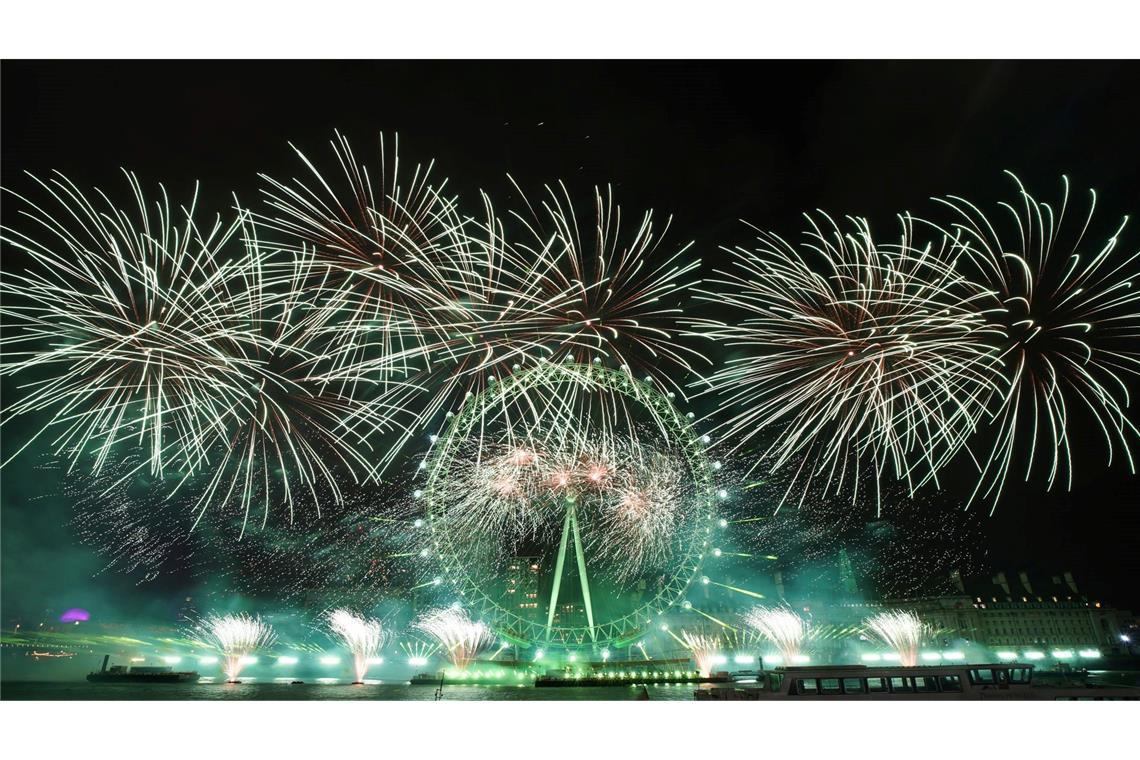Teurer Kultstatus: Das London Eye wird 25 Bekanntes Bild zu Silvester: Das Feuerwerk in London.