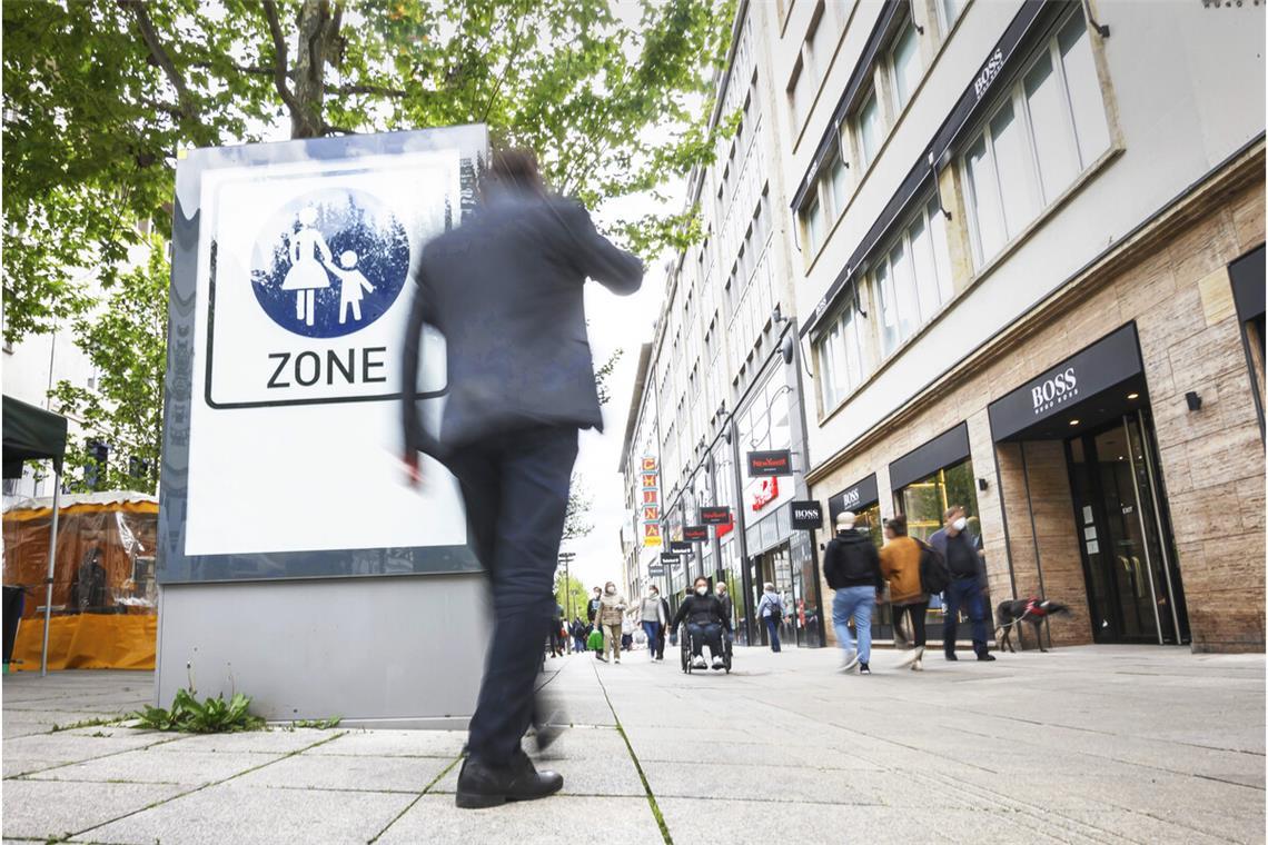 Polizei warnt: Betrüger geben sich als Touristen in Not aus Belebte Fußgängerzonen wie die Königstraße können ein Tatort für reisende Betrügergruppen sein.