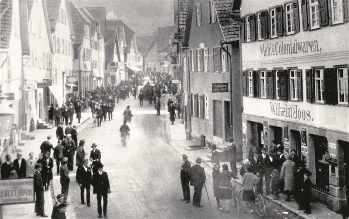 Arbeiter und Bauern waren sich nicht grün Belebte Hauptstraße um 1920, doch die Zeit ist von Mangel geprägt – Lebensmittel sind knapp, genauso wie der Wohnraum.