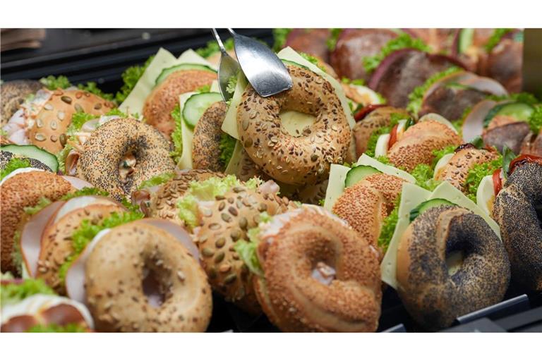 Belegte Brötchen in einer Bäckerei-Theke - manch einer, der schnell etwas essen möchte, greift hier zu. (Symbolbild)