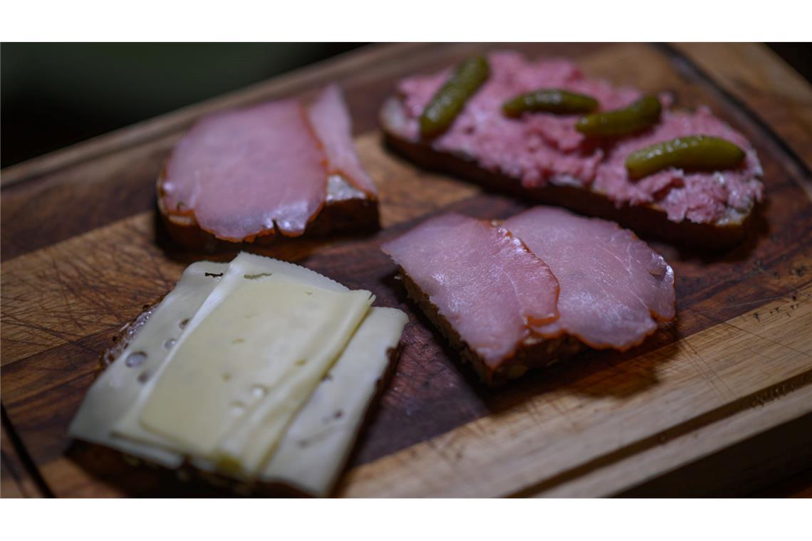 Essen gehen immer teurer: Deutschland isst Stulle Belegte Brotscheiben: mit Käse, Schinken, Zwiebelmettwurst. (Symbolbild)