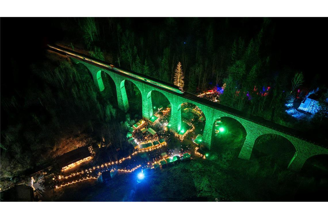 Bilder des Tages Beleuchtetes Eisenbahn-Viadukt der Höllentalbahn über dem Weihnachtsmarkt in der Ravennaschlucht.