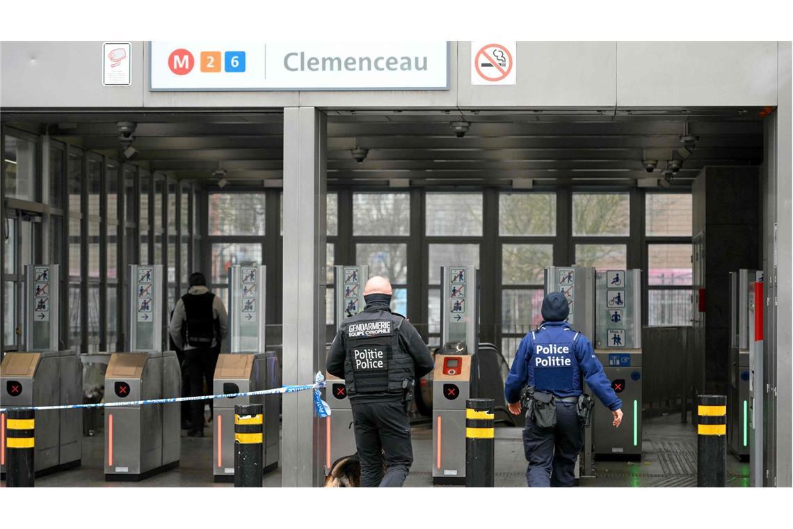 Nach Schüssen: Polizei sucht Verdächtige in Brüsseler U-Bahn Belgische Polizei am Eingang der U-Bahn-Station Clemenceau in Brüssel.