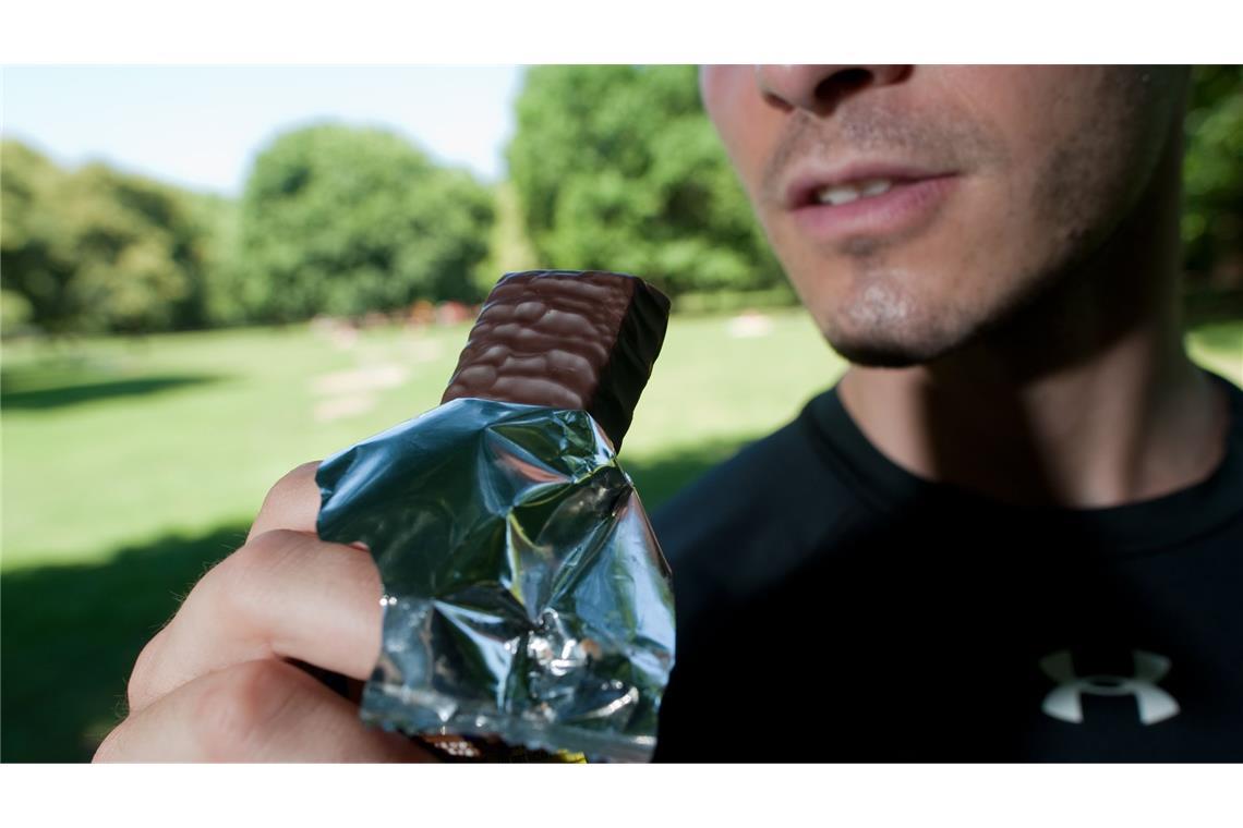 Bei unappetitlichen Füllstoffen ist Vorsicht geboten Beliebt bei Sportlern: „Öko-Test“ hat 20 Proteinriegel im Labor auf ihre Inhaltsstoffe untersuchen lassen.