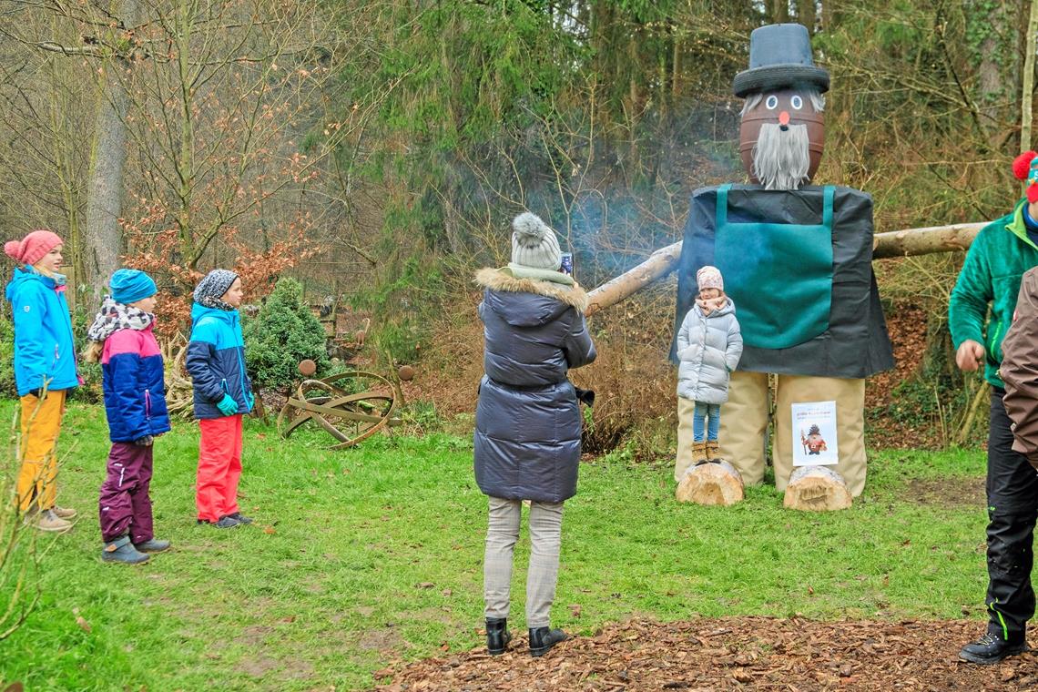 Idyllische Mühlenweihnacht in Kirchenkirnberg Beliebtes Fotomotiv: Der größte Räuchermann des Schwäbischen Walds. Fotos: Stefan Bossow