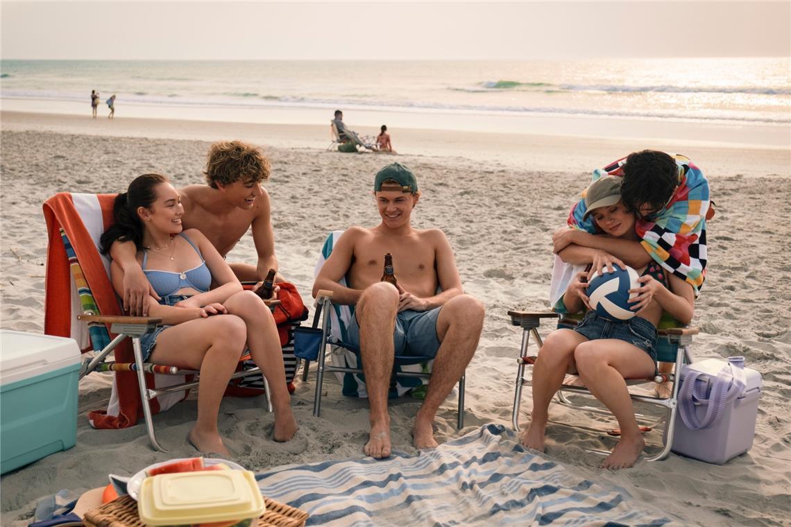 Startdatum & Trailer der 3. Staffel Belly (Lola Tung), Jeremiah (Gavin Casalegno), Conrad (Christopher Briney), Steven (Sean Kaufman), and Taylor (Rain Spencer) in „The Summer I Turned Pretty“.