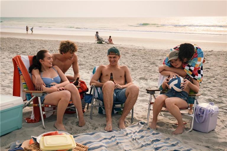 Belly (Lola Tung), Jeremiah (Gavin Casalegno), Conrad (Christopher Briney), Steven (Sean Kaufman), and Taylor (Rain Spencer) in „The Summer I Turned Pretty“.