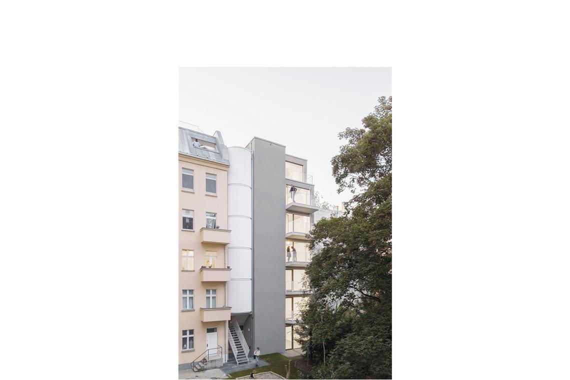 Vom einstigen Lost Place zum preiswürdigen Wohnhaus Belobigung für das „Hinterhaus Prototyp 6x9“ von Max Hacke & Leonhard Clemens aus Berlin. Bauherrin: Heers & Woddow Grundstücksgemeinschaft aus Berlin. Auf nur 54 Quadratmetern Grundstück sind sieben Kleinwohnungen mit jeweils 38 Quadratmetern Wohnfläche entstanden – und eine gemeinsame Dachterrasse für altes Vorder- und neues Hinterhaus.