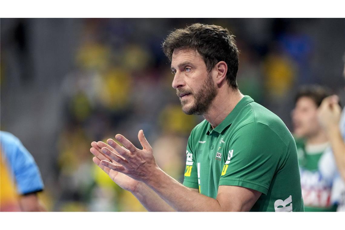 Die 18 Trainer im Fokus der neuen Handball-Bundesliga-Saison Ben Matschke (Frisch Auf Göppingen, 43 Jahre alt): Matschke führte die Eulen Ludwigshafen 2017 zurück in die Bundesliga und erarbeitete sich mit spektakulären Klassenerhalten den Ruf eines Kämpfer-Trainers. Nach Stationen in Minden und bei den Rhein-Neckar Löwen übernahm er 2024 Frisch Auf Göppingen. Dort soll er als Trainer und Teammanager eine neue Ära einleiten.