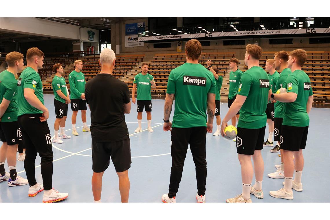 Ben Matschke schwört das Team ein.