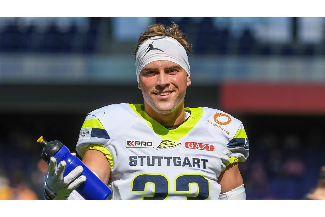 Ben Wenzler (25), Defensive Back seit 2021: „Es ist sehr, sehr schade. Alles, was wir aufgebaut haben, vor allem in den vergangenen drei Jahren, ist nun auf einen Schlag vorbei. Es ging gewissermaßen von 100 auf Null. Wir hatten so viel Talent im Team, so viele herausragende Trainer, so tolle Mitarbeiter – es ist bitter, auch für den gesamten Großraum Stuttgart, dass es hier nun keine Football-Mannschaft auf diesem Niveau mehr geben wird. Es hat sich zwar abgezeichnet, dass es finanziell schwierig werden würde, die Insolvenz kam dann aber doch überraschend. Wobei mir eines sehr wichtig ist: Stuttgart Surge hat sich den Erfolg ganz sicher nicht mit Geld erkauft, das nicht vorhanden war. Wir wurden Meister, weil wir eine außergewöhnliche Mannschaft waren, mit Jungs, die nicht wegen des Geldes Football spielen. Wie es bei mir weitergeht, ist offen. Ich hatte Kontakt mit ein, zwei Vereinen, aber keiner hat für mich die Attraktivität von Surge. Ich bin aus Stuttgart – und es ist einfach etwas Besonders, in einem Team aus Freunden zu spielen.“