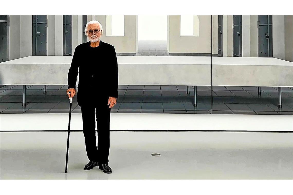 Ben Willikens 2024 im Museum Schauwerk vor seinem berühmten Gemälde „Abendmahl“