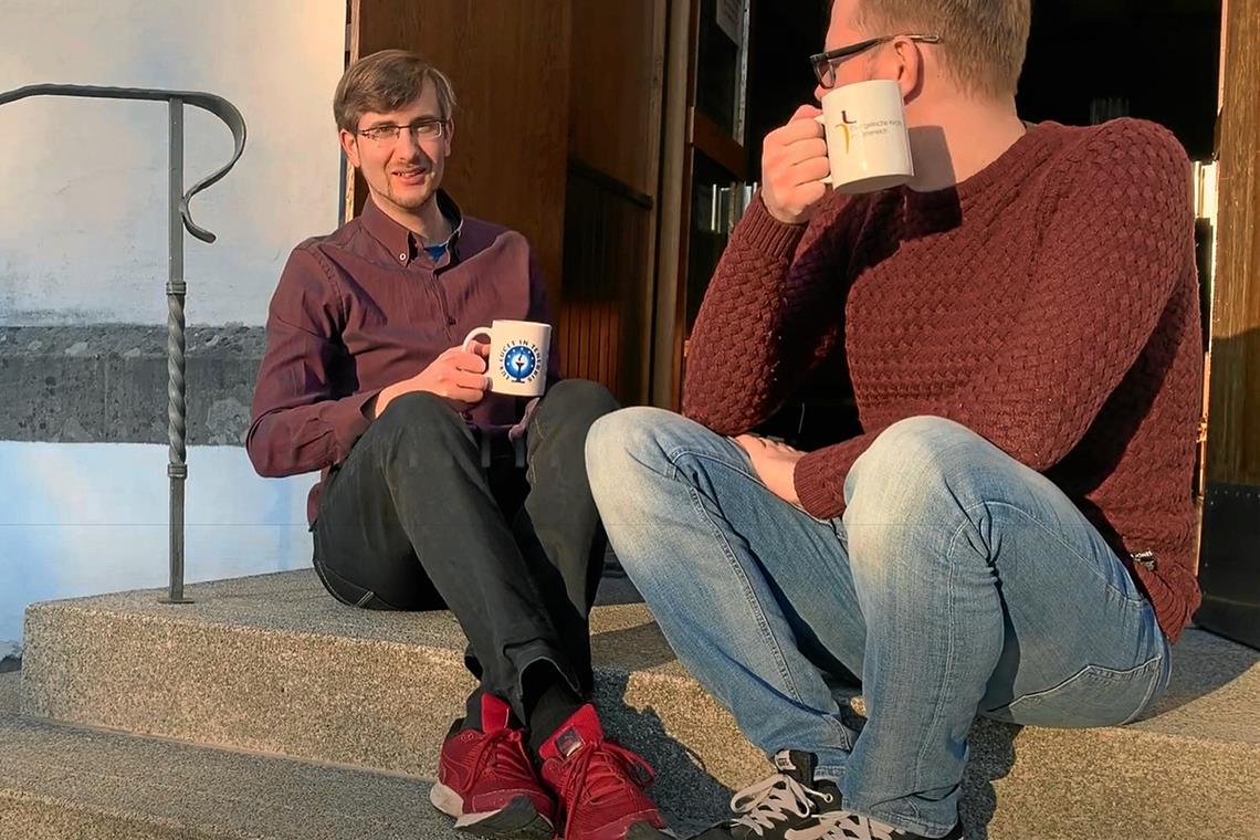 Andacht als Wohnzimmerformat Benedikt Jetter und Christian Schmitt (von links), Vikare im Kirchenbezirk Backnang, haben die Idee nach und nach in verschiedenen Wohnzimmerkirchenfolgen umgesetzt.