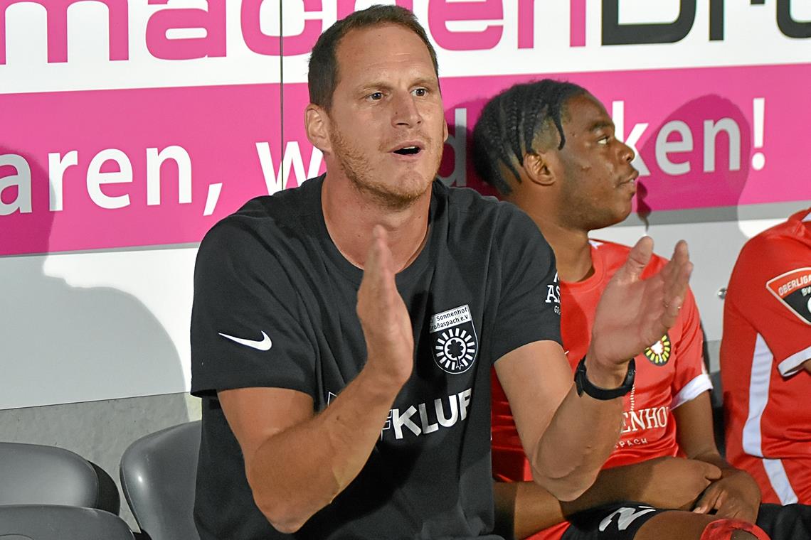 FC Gießen will nicht, Türkgücü Friedberg darf wohl nicht Benedikt Röcker beschäftigt sich nicht mit den Neuigkeiten aus Hessen. Er fordert, erst die eigenen Aufgaben gut zu erledigen. Foto: Tobias Sellmaier