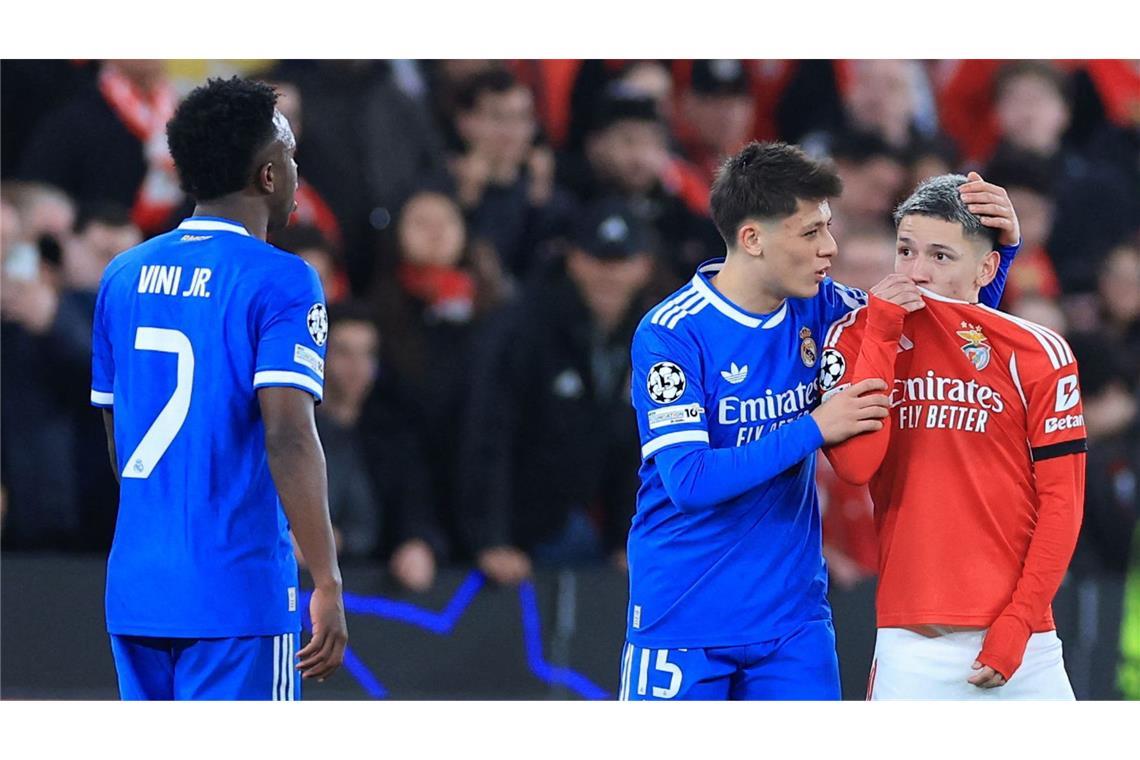 Benficas Prestianni hatte sich bei der verbalen Auseinandersetzung mit Real-Star Vinícius Junior das Trikot über Mund und Nase gezogen.