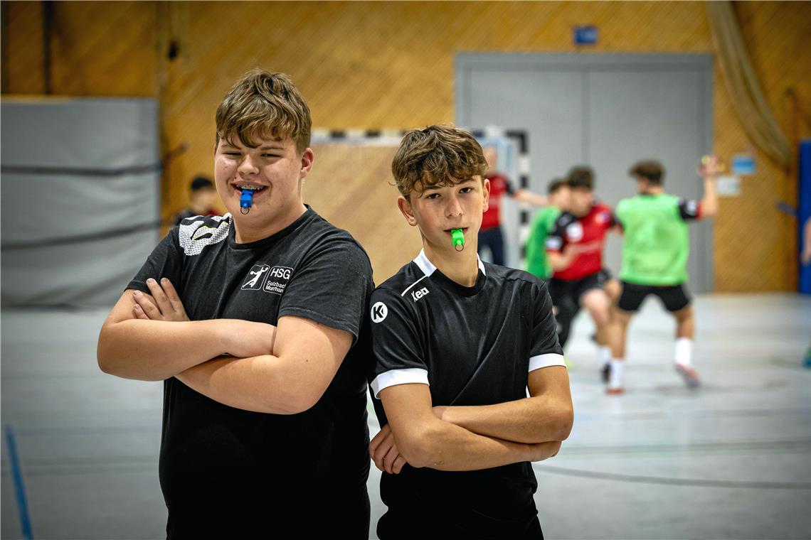 Nachwuchsschiris pfeifen bei den Kindern Benjamin Klingenberg (links) und Moritz Rützel stehen beim Handballnachwuchs von den Minis bis zur D-Jugend als Schiedsrichter in der Halle. Sie pfeifen nur bei Heimspieltagen ihres Vereins, der HSG Sulzbach-Murrhardt. Foto: Alexander Becher