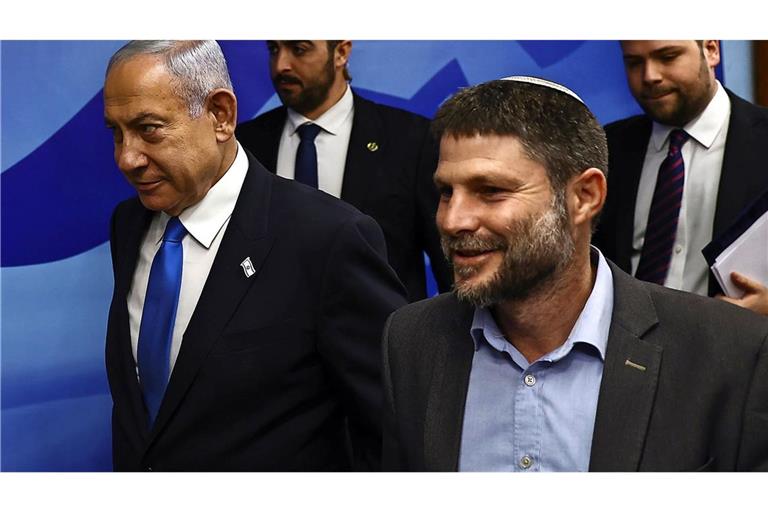 Benjamin Netanjahu (l) mit Bezalel Smotrich, Finanzminister von Israel. Israel treibt seinen illegalen Siedlungsbau im Westjordanland im Schatten des Iran-Kriegs voran (Archiv).