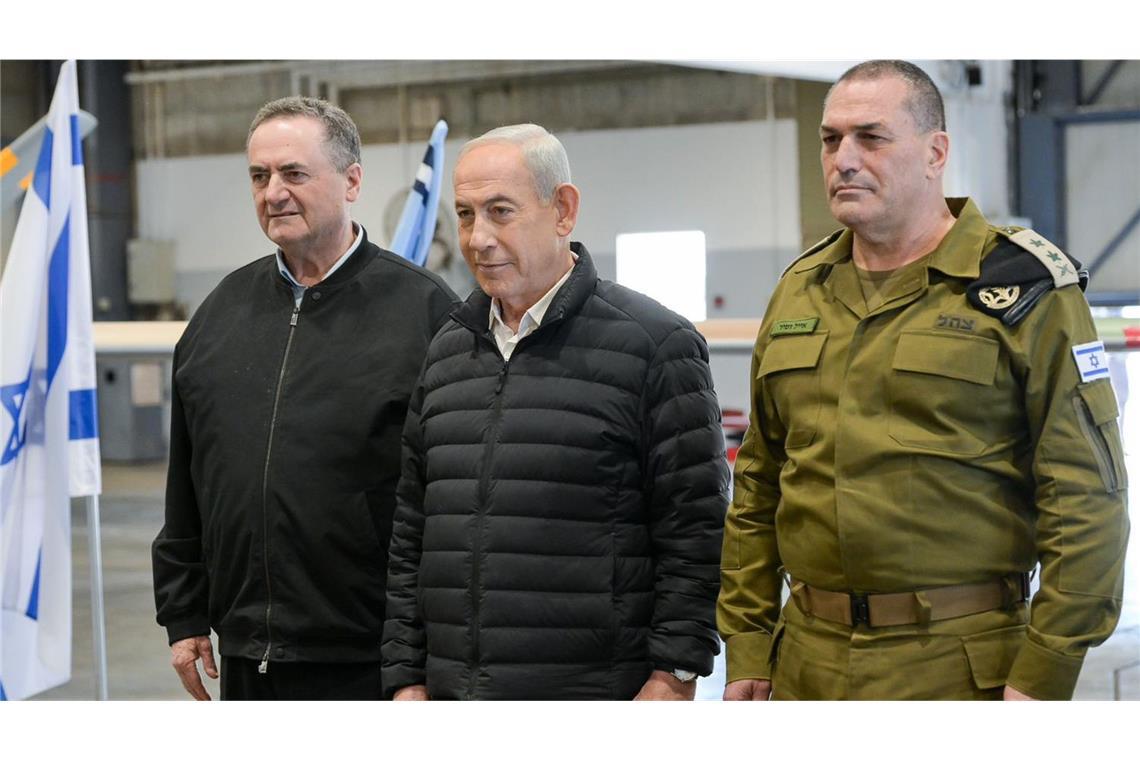 Benjamin Netanjahu (M) beim Luftwaffenstützpunkt Palmachim in Begleitung des israelischen Verteidigungsministers Israel Katz (l) und des Generalstabschefs der IDF, Generalleutnant Eyal Zamir (Archivfoto).