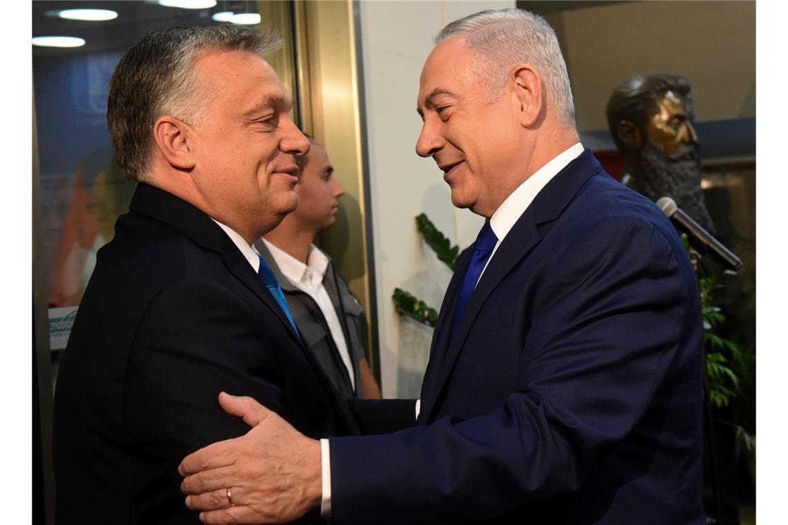 Israels Armee erklärt weitere Hamas-Geisel für tot Benjamin Netanjahu (r) und Viktor Orban.