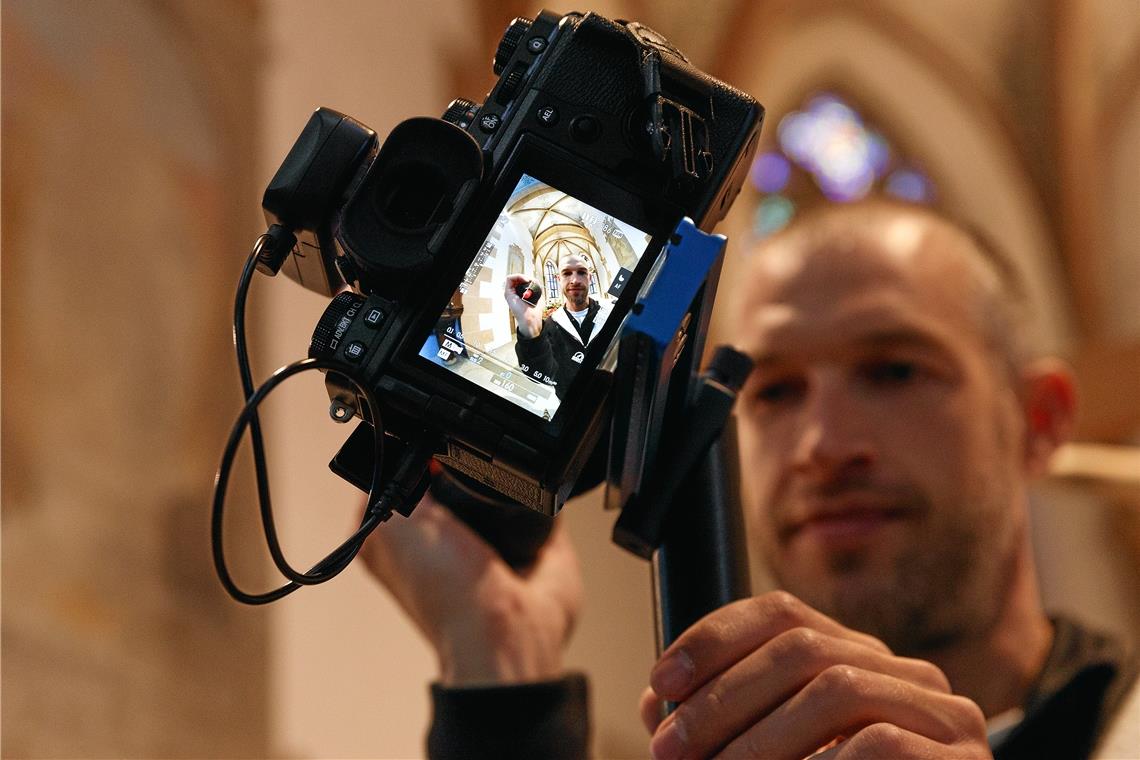 Benjamin Schäfer richtet Kamera und Stativ ein, um von verschiedenen Punkten aus ein Panorama in 360 Grad aufzunehmen. Fotos: J. Fiedler