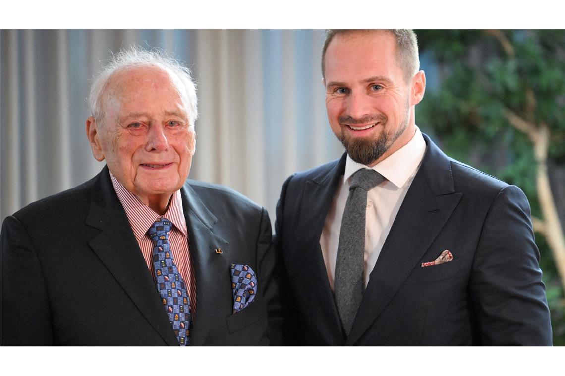 Reinhold Würth nach Wechsel: "Ich werde es lässiger nehmen" Benjamin Würth (r) übernimmt von seinem Großvater Reinhold Würth (l) am 1. Januar den Vorsitz des Stiftungsaufsichtsrates.