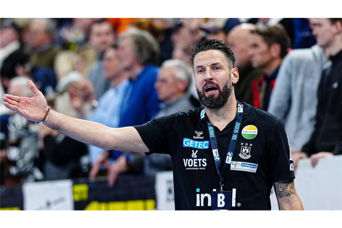 Die 18 Trainer im Fokus der neuen Handball-Bundesliga-Saison Bennet Wiegert (SC Magdeburg, 43 Jahre alt): Als echtes Eigengewächs steht Bennet Wiegert für den SC Magdeburg – und leitete die Rückkehr des Traditionsvereins in die europäische Spitze ein. Er gewann Meisterschaften, Pokale, die EHF Champions League 2023 und schrieb Geschichte als erster Deutscher, der die Königsklasse als Spieler und Trainer holte. Für diese Erfolgsserie wurde er sogar zum „Welttrainer des Jahres“ gekürt.
